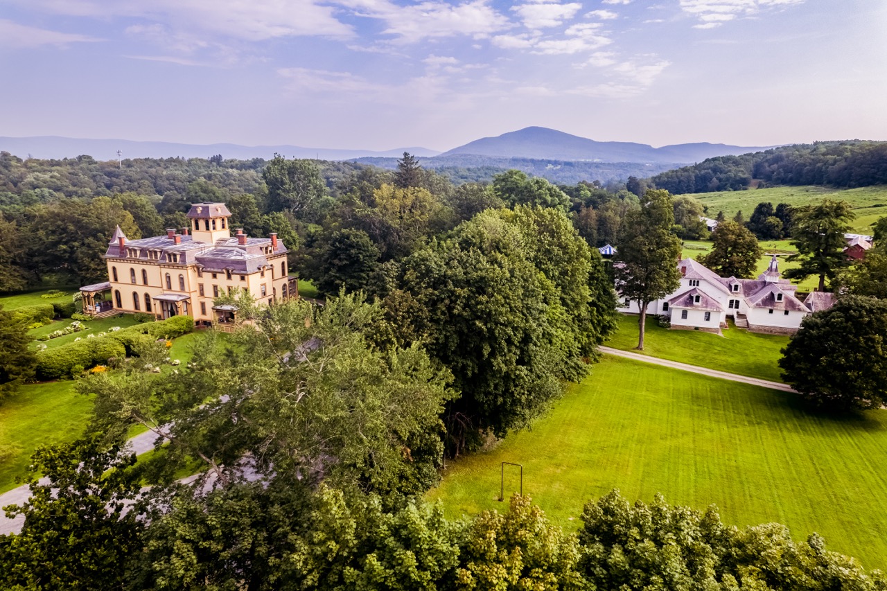 Park-McCullough_mansion_and_carriage_barn Large