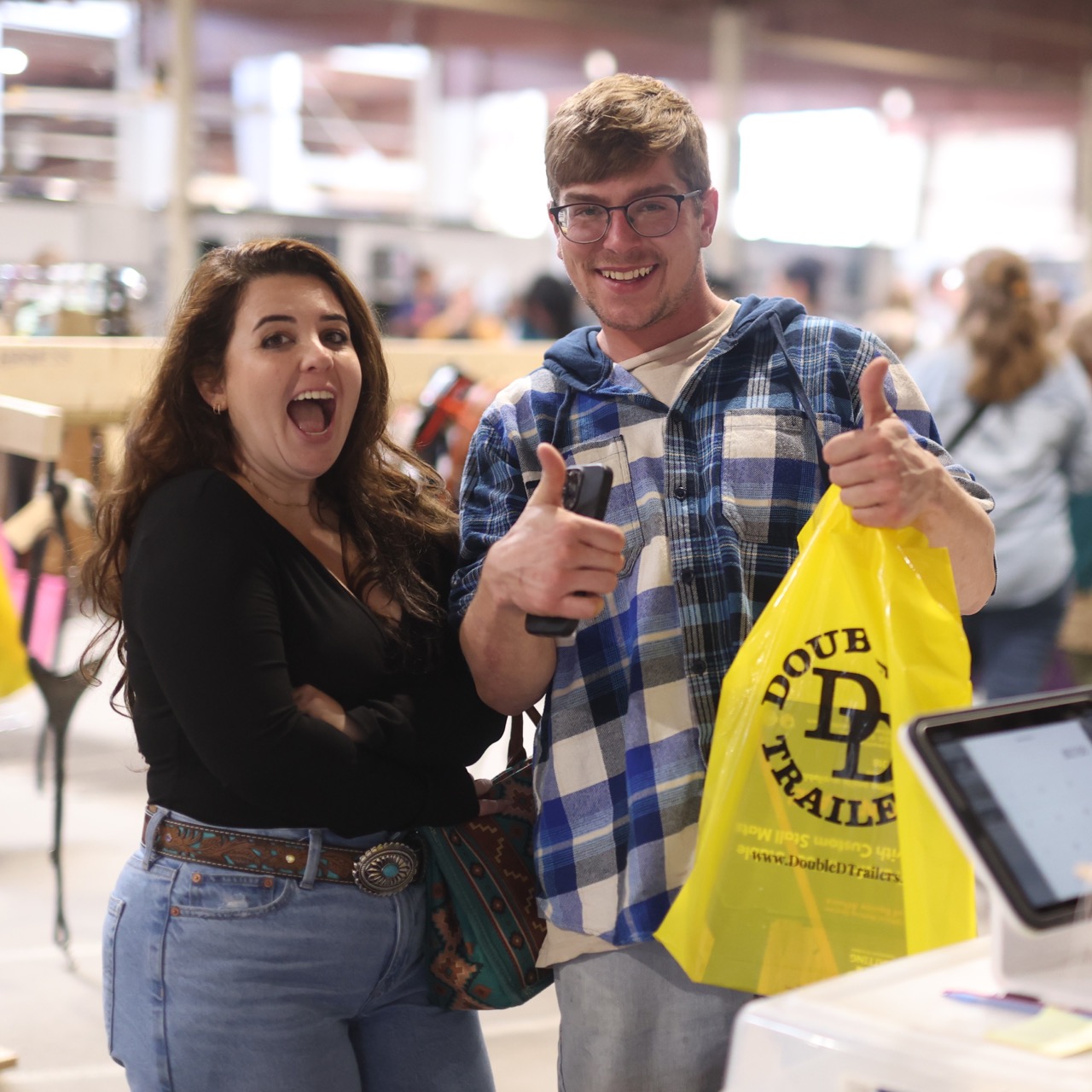 25 MA - Candids - Happy shoppers - 251108_MAV_9149 sq Large